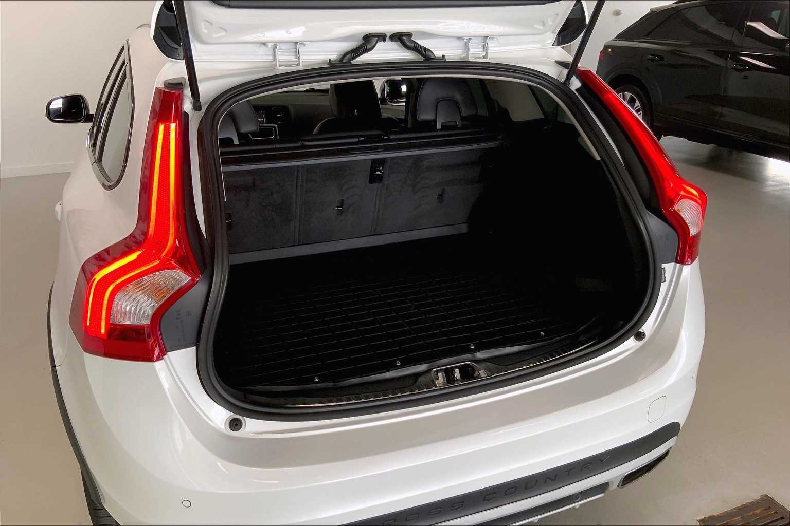 Thumbnail: 2018 Volvo S60 - 17