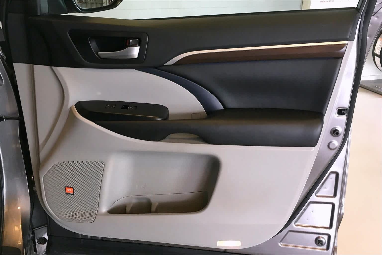 Thumbnail: 2016 Toyota Highlander - 30