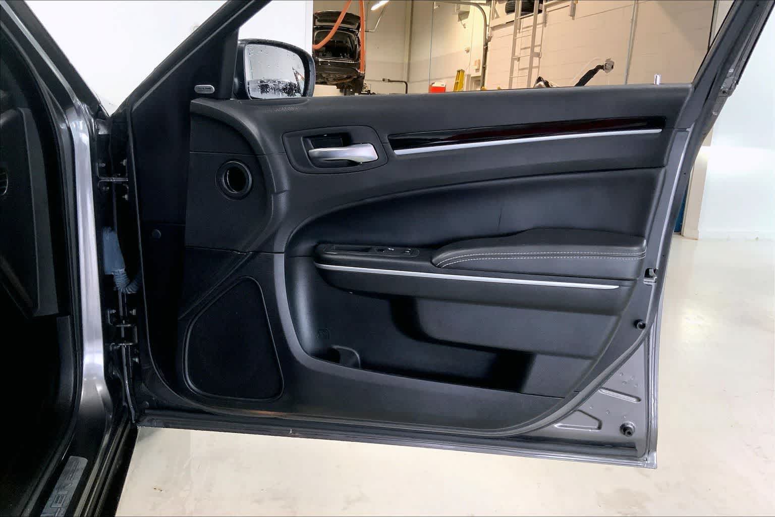 Thumbnail: 2022 Chrysler 300 - 25