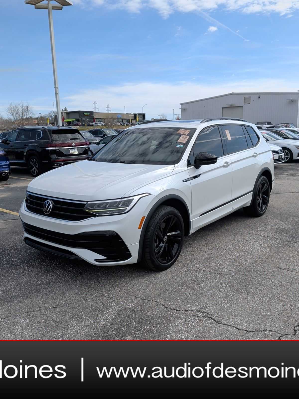 Thumbnail: 2023 Volkswagen Tiguan - 1