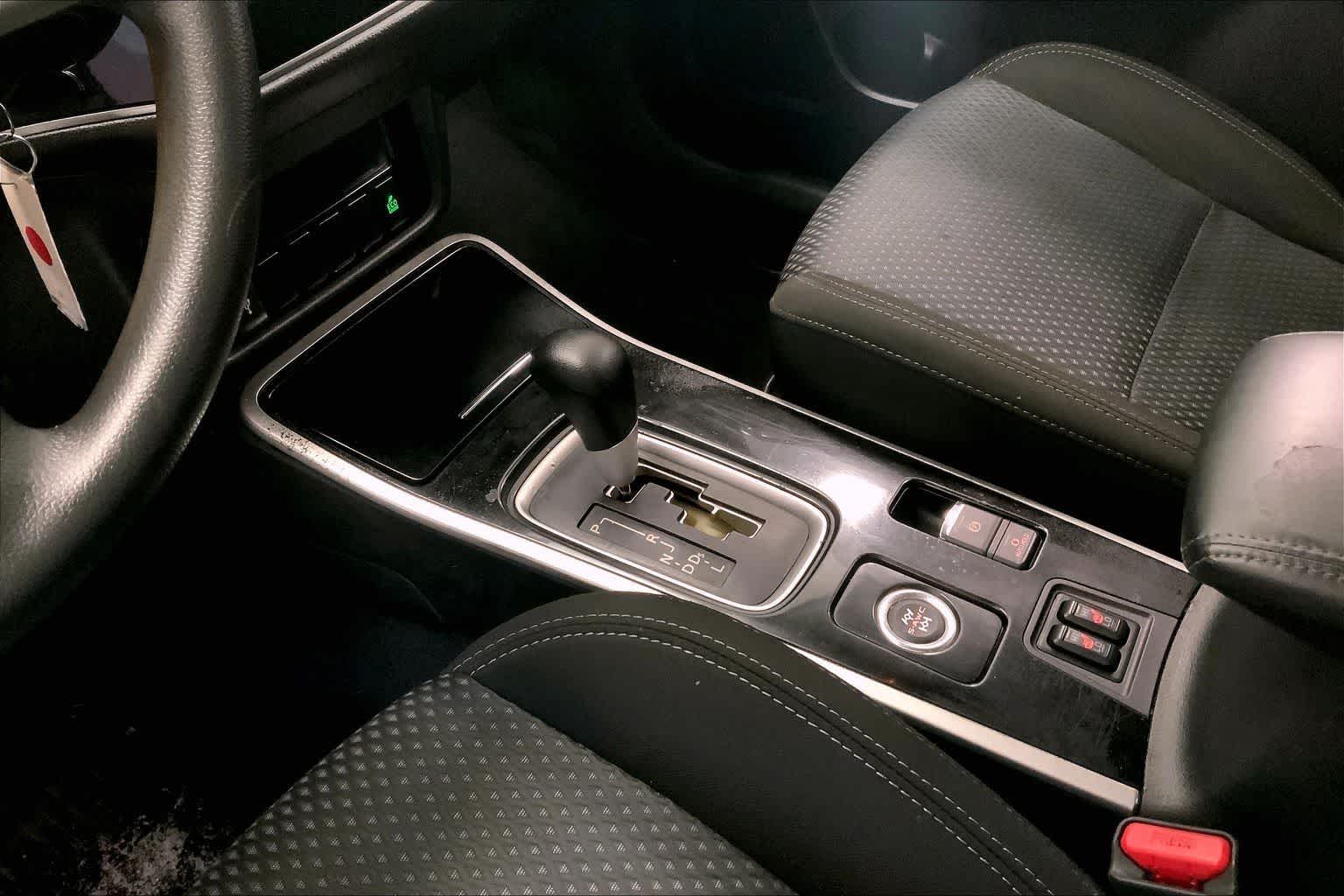 Thumbnail: 2020 Mitsubishi Outlander - 14