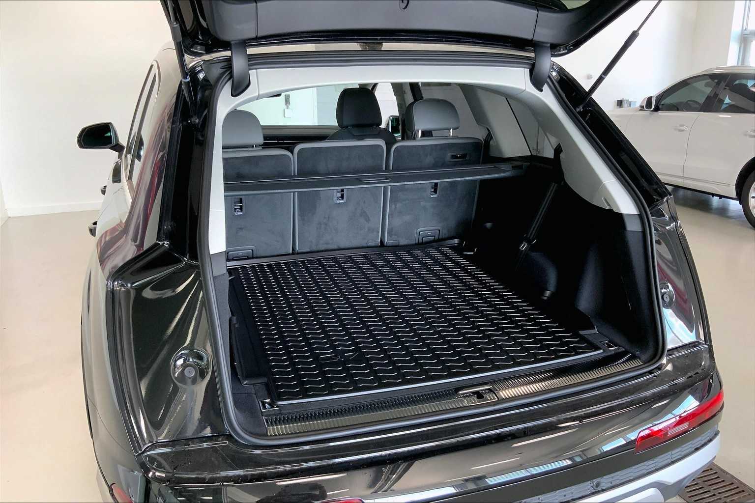 Thumbnail: 2025 Audi Q7 - 17