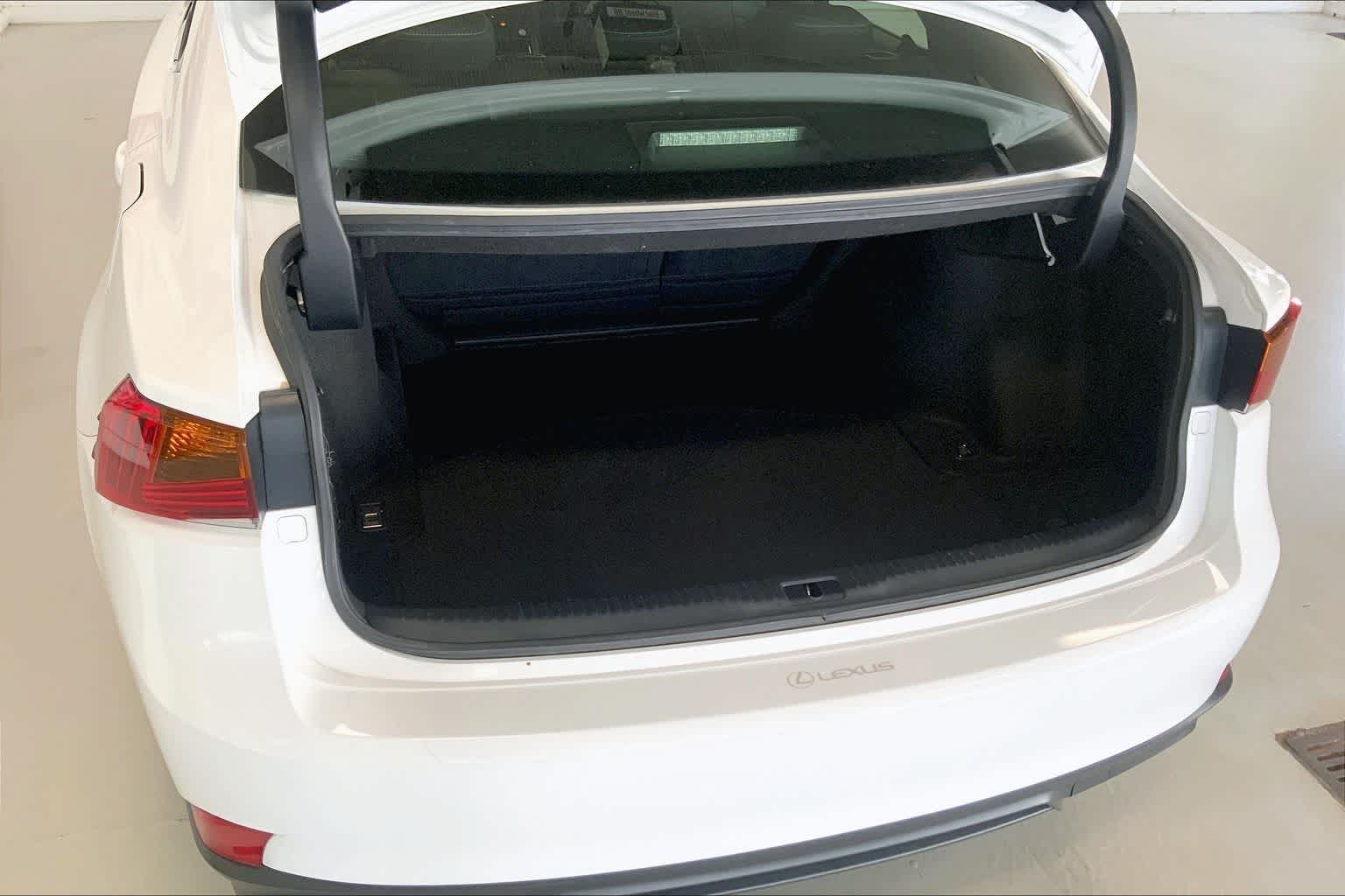 Thumbnail: 2018 Lexus IS - 16