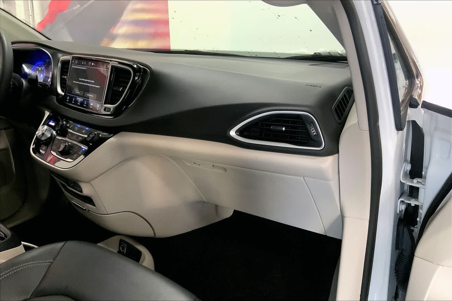 Thumbnail: 2024 Chrysler Pacifica - 19