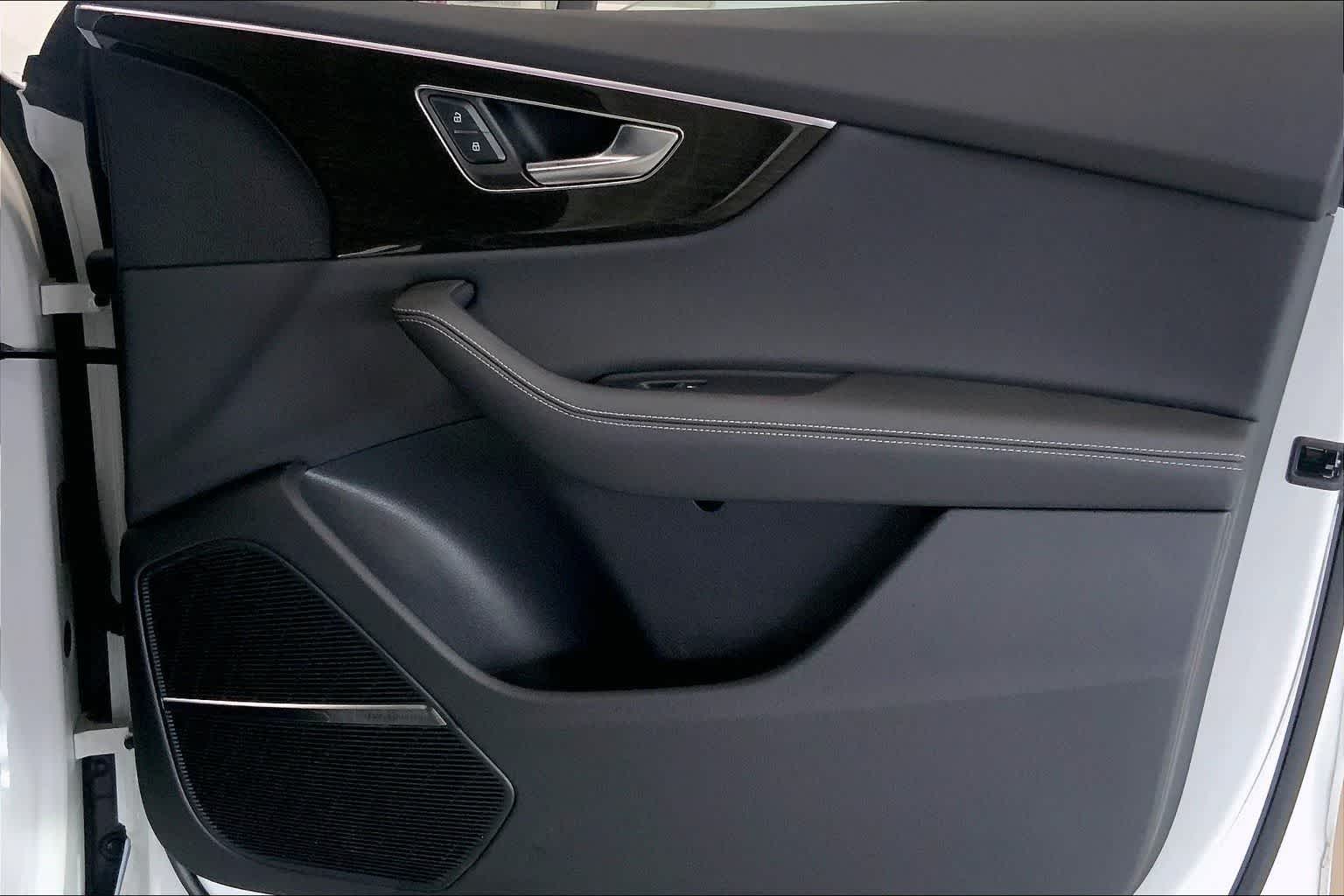 Thumbnail: 2025 Audi Q8 - 26