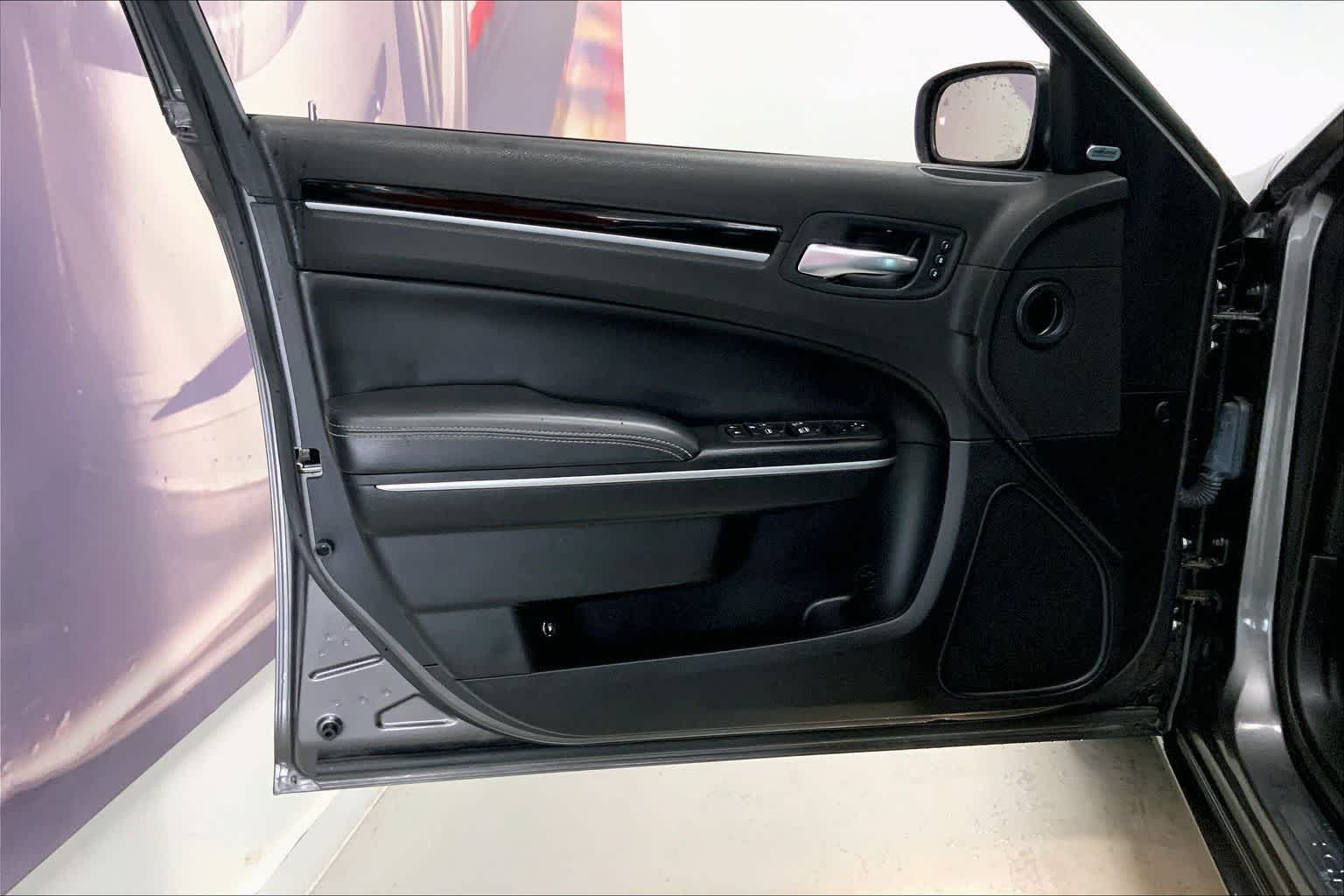 Thumbnail: 2022 Chrysler 300 - 24