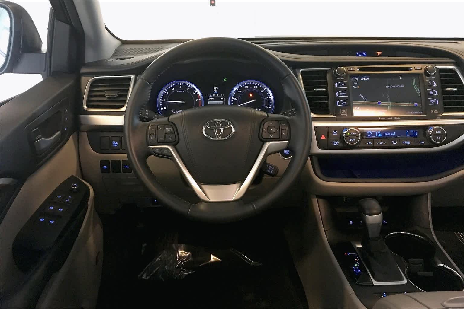 Thumbnail: 2016 Toyota Highlander - 4