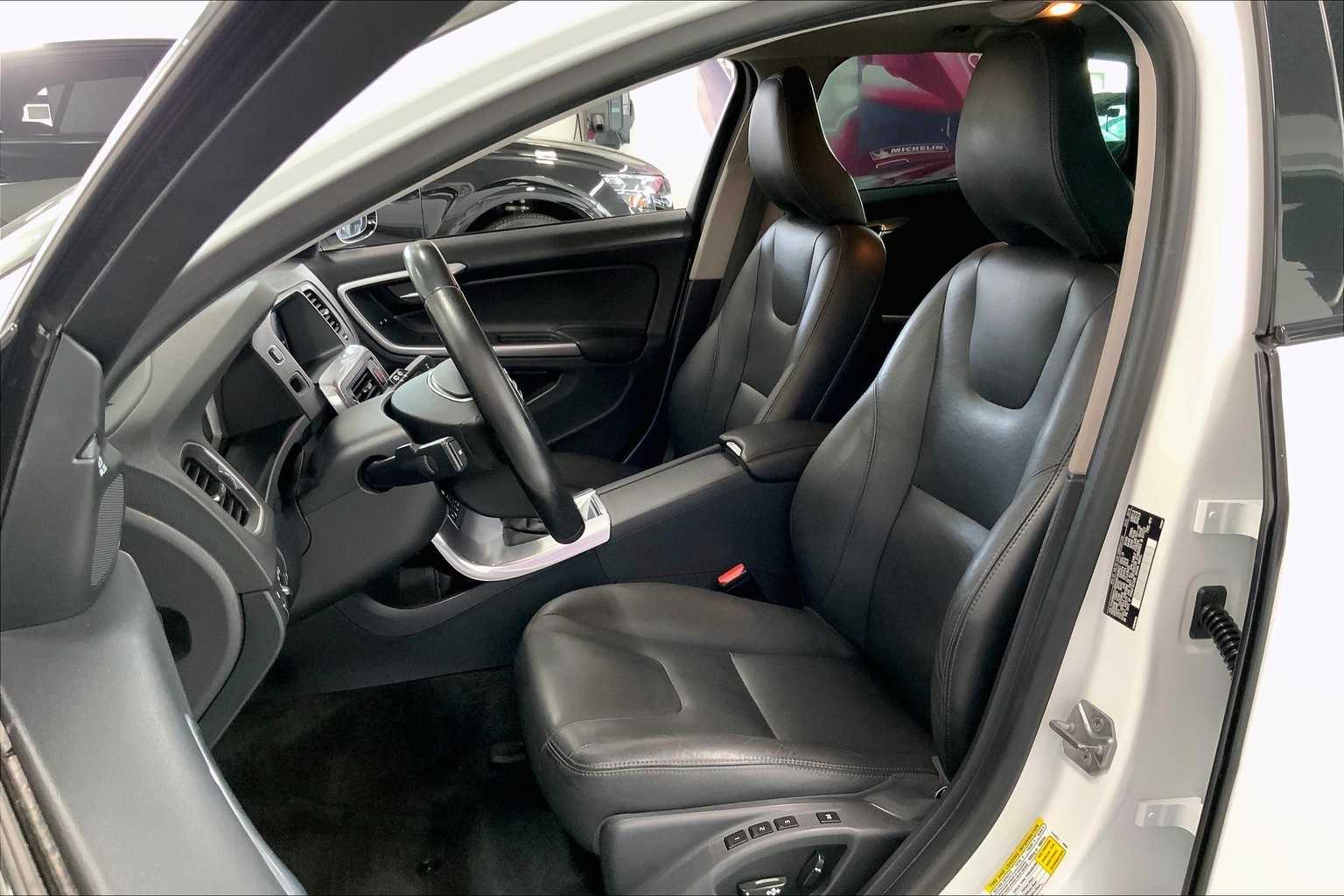 Thumbnail: 2018 Volvo S60 - 10