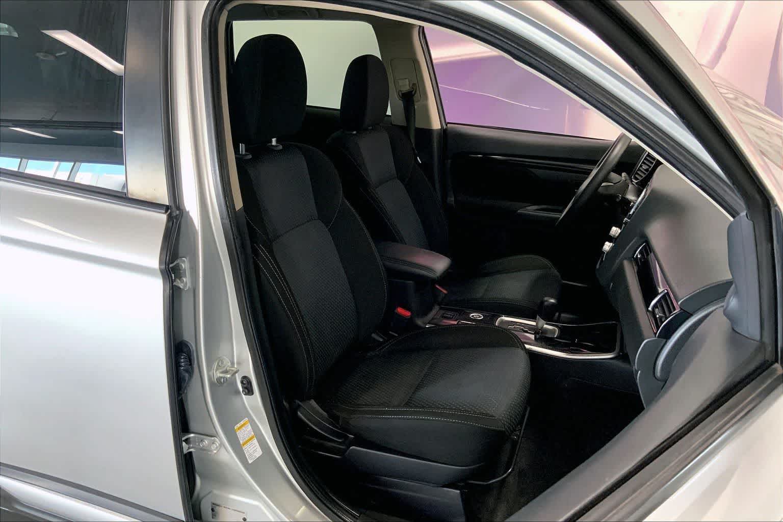 Thumbnail: 2020 Mitsubishi Outlander - 11