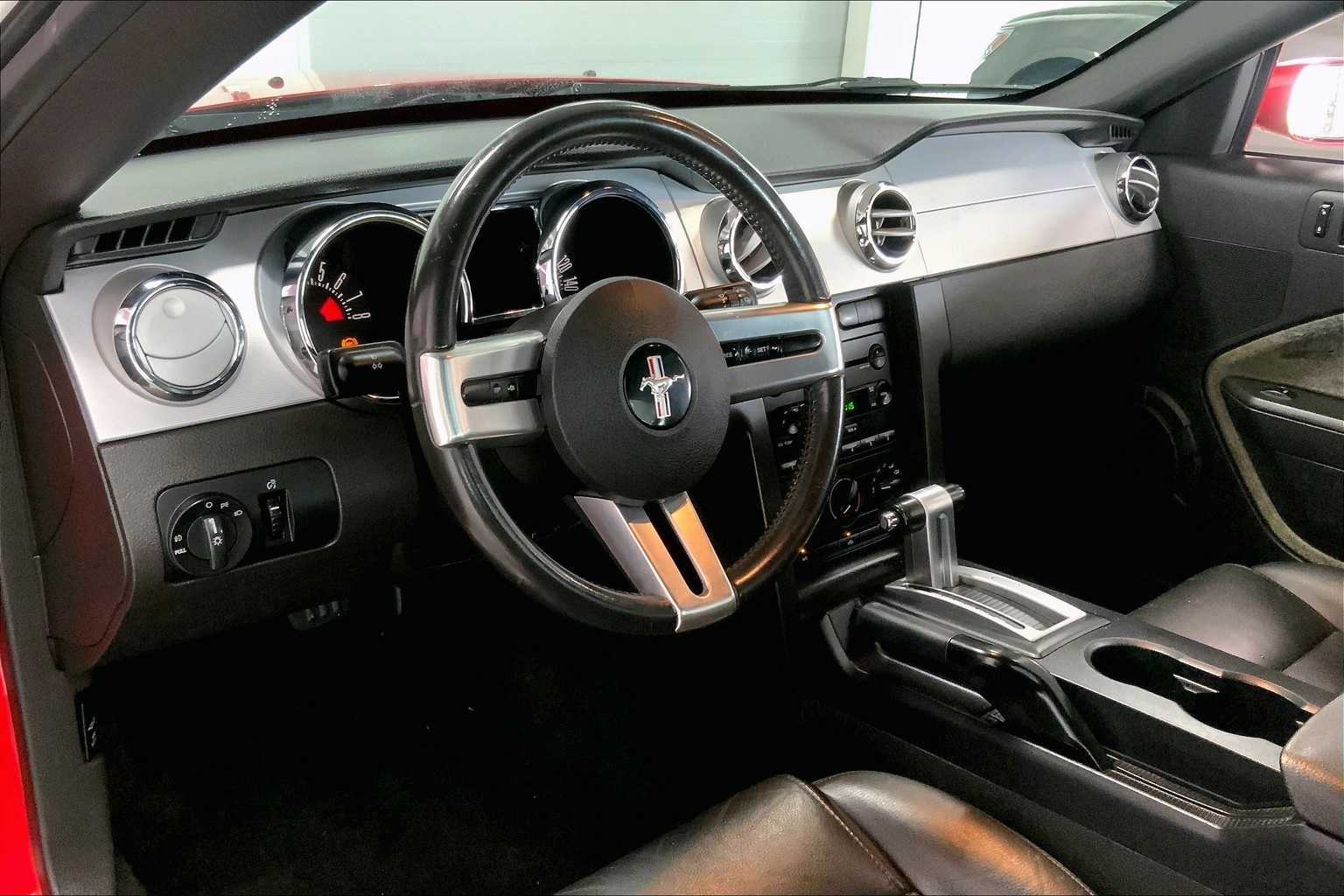 2006 Ford Mustang GT Deluxe photo 2