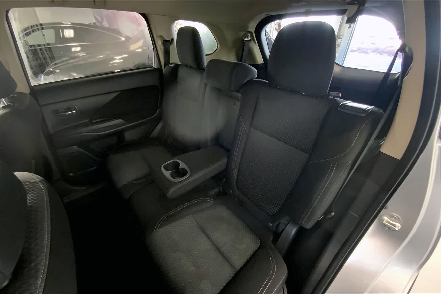 Thumbnail: 2020 Mitsubishi Outlander - 26