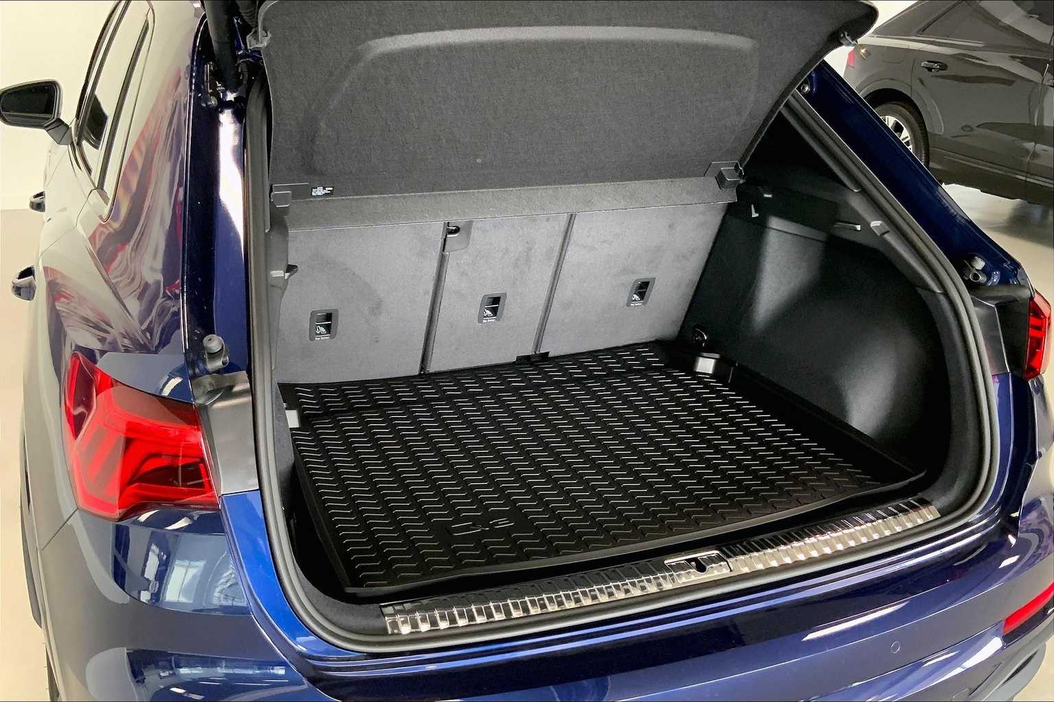 Thumbnail: 2025 Audi Q3 - 19