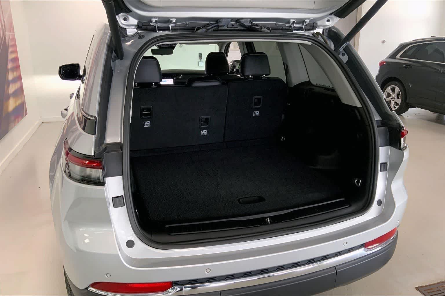 Thumbnail: 2023 Jeep Grand Cherokee - 16