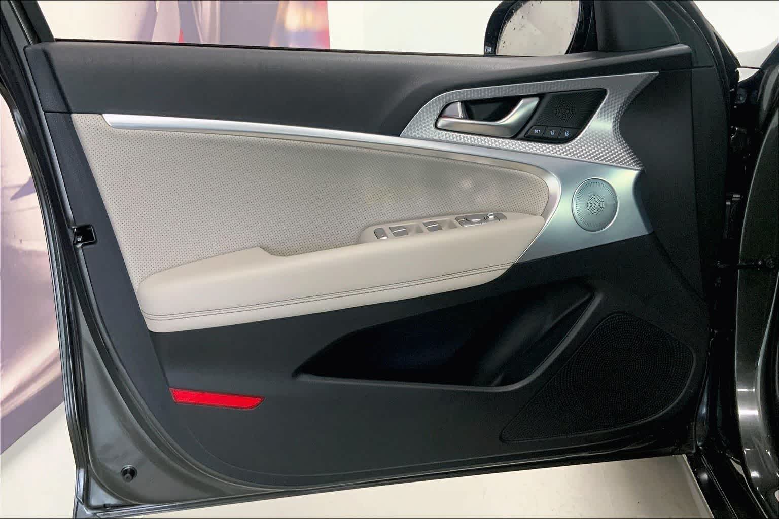 Thumbnail: 2023 Genesis G70 - 25