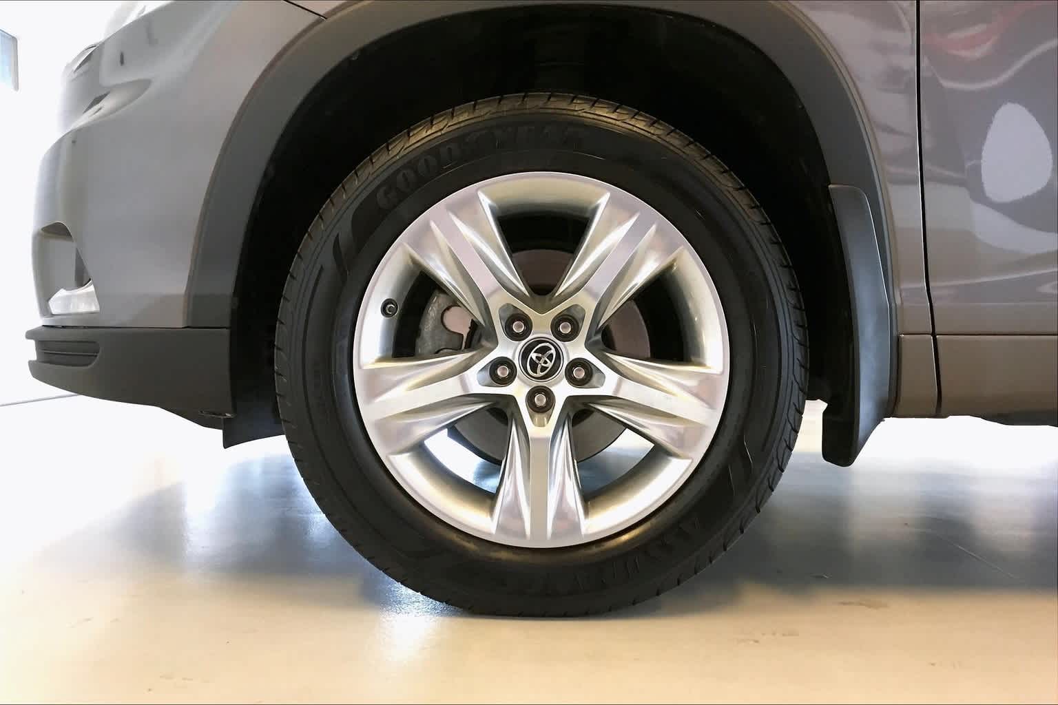Thumbnail: 2016 Toyota Highlander - 8