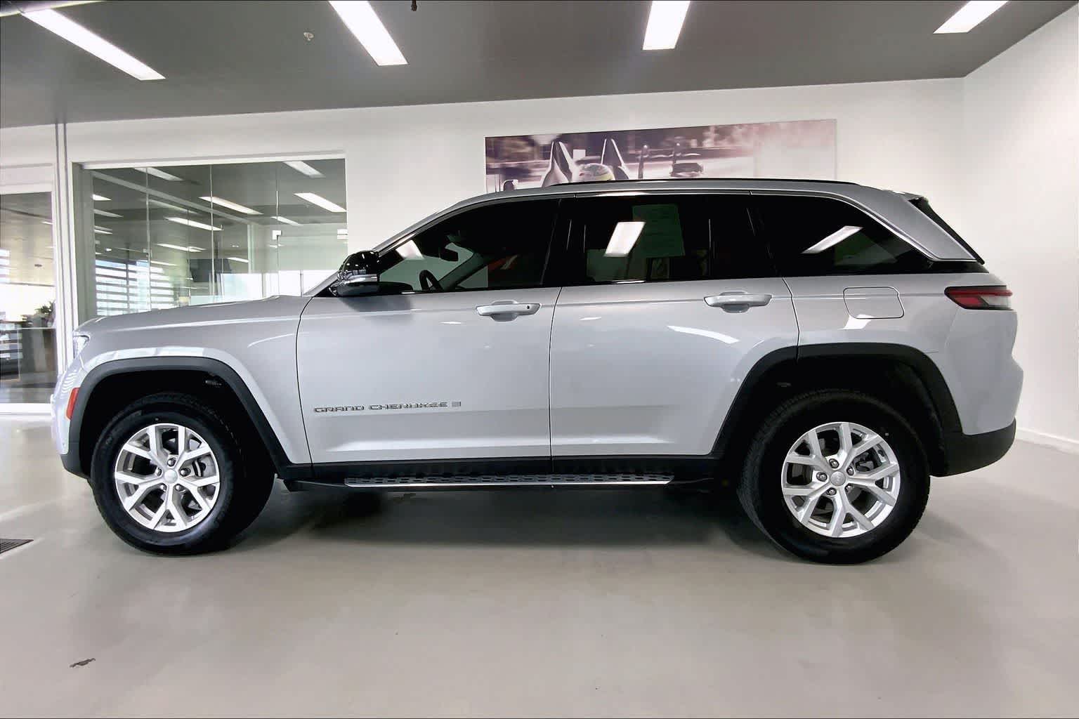 Thumbnail: 2023 Jeep Grand Cherokee - 3