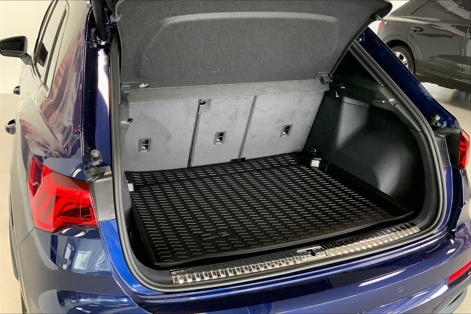 Thumbnail: 2025 Audi Q3 - 19