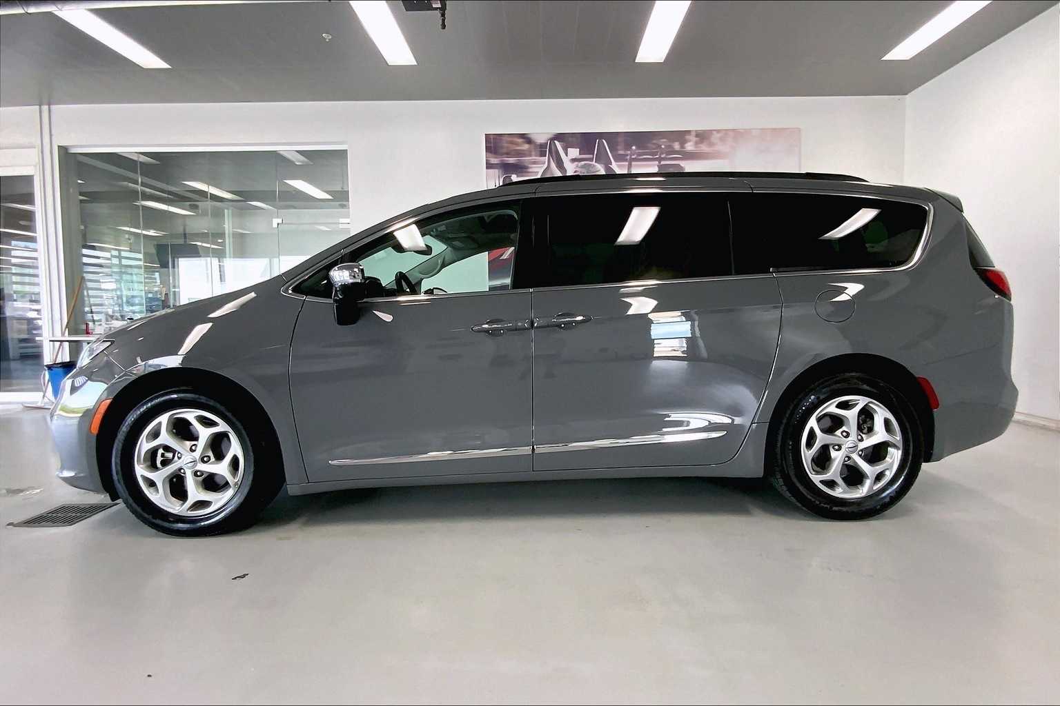 2023 Chrysler Pacifica Limited 3