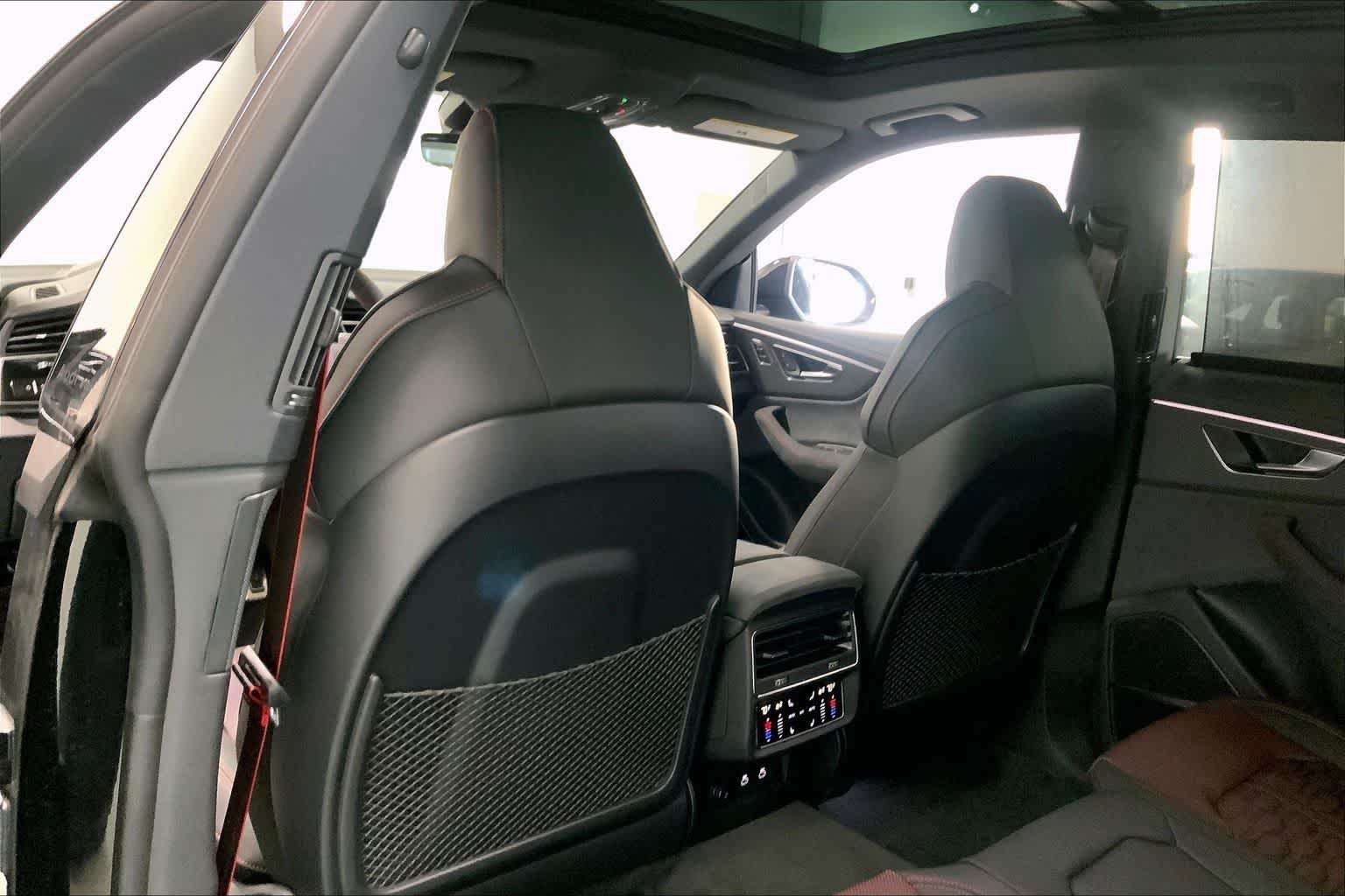 Thumbnail: 2026 Audi RS Q8 - 12