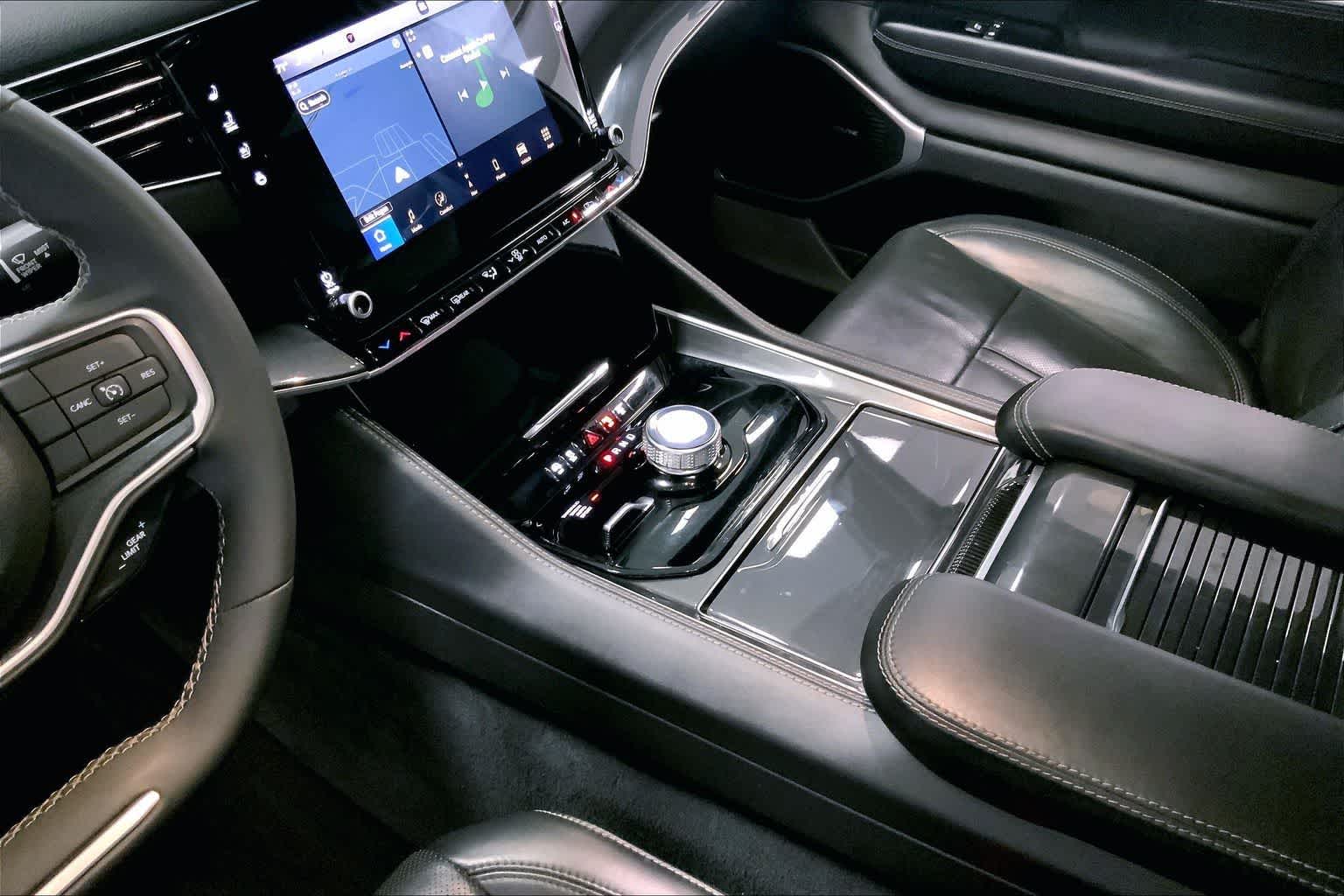 Thumbnail: 2022 Jeep Wagoneer - 14