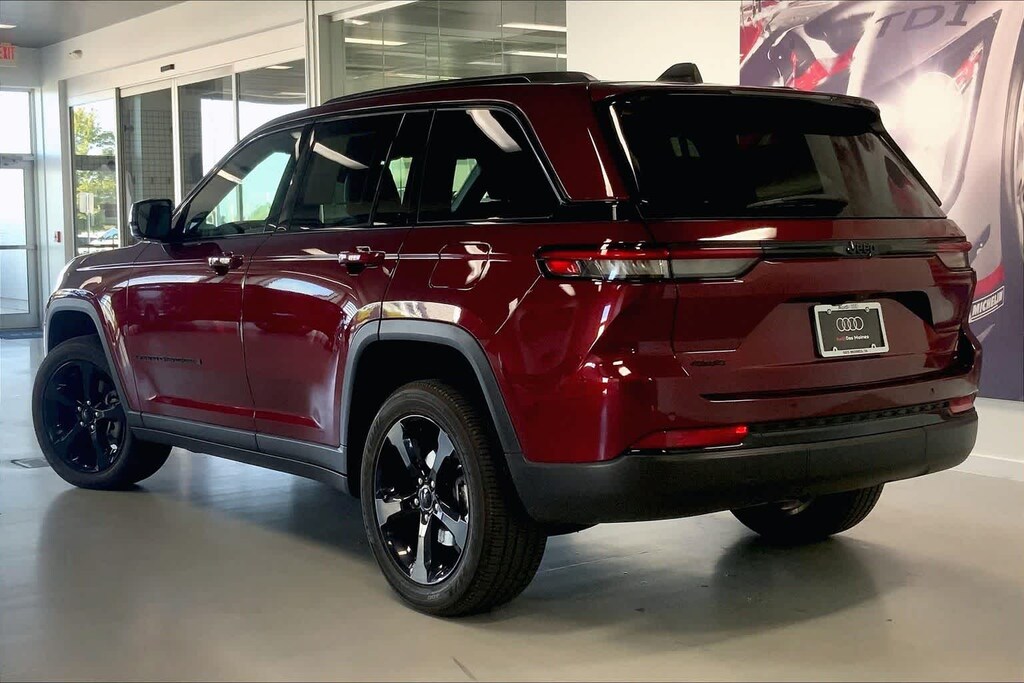 Used 2023 Jeep Grand Cherokee Laredo SUV
