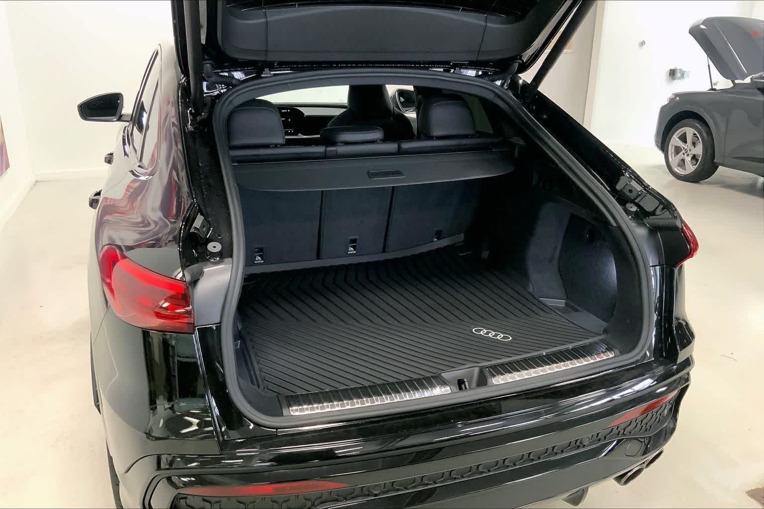 Thumbnail: 2025 Audi SQ5 - 18