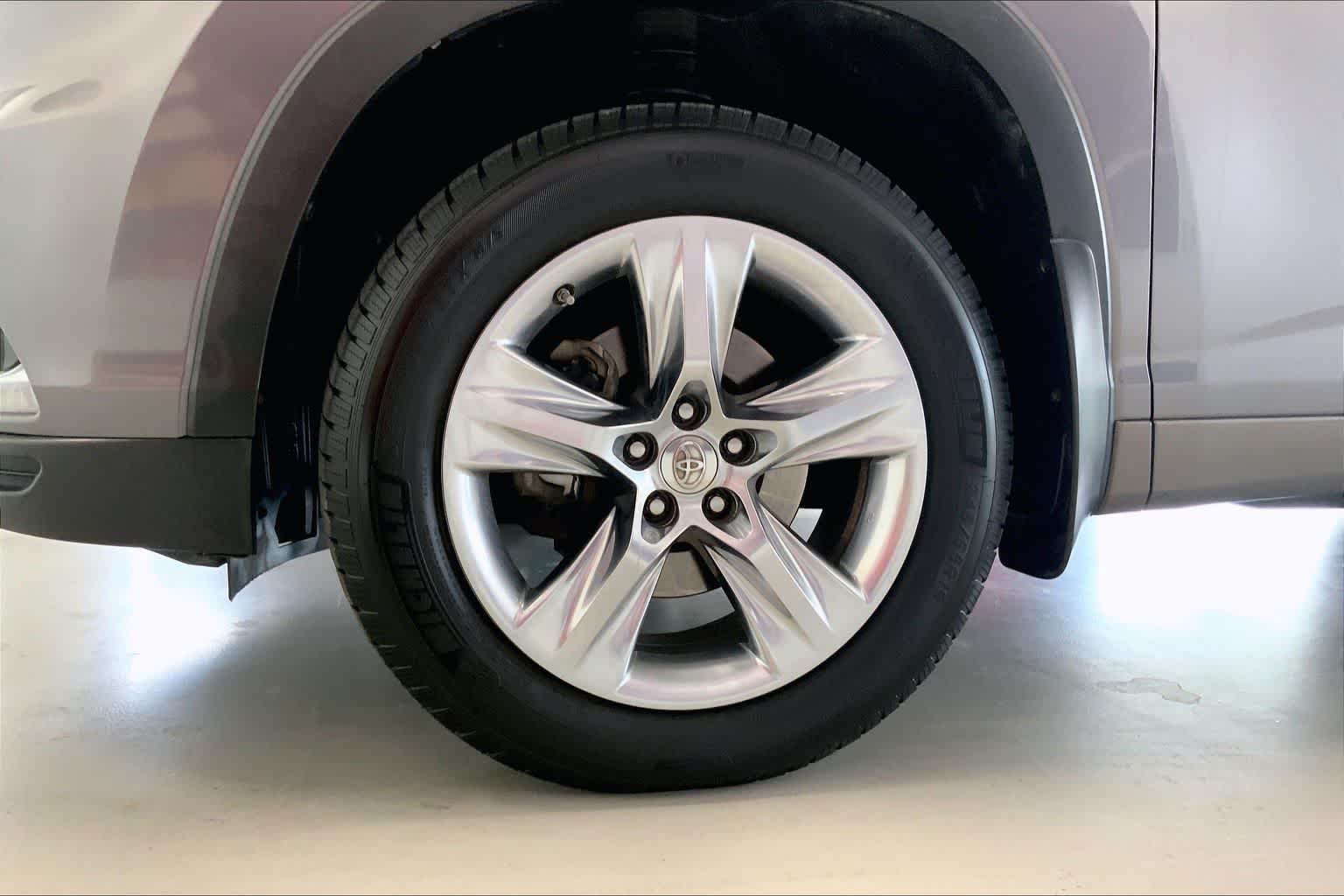 Thumbnail: 2015 Toyota Highlander - 8