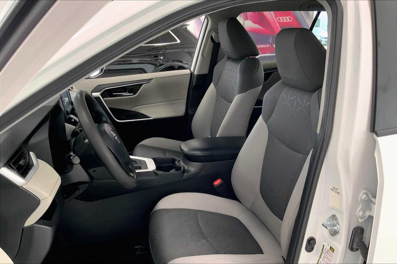 Thumbnail: 2021 Toyota RAV4 - 9