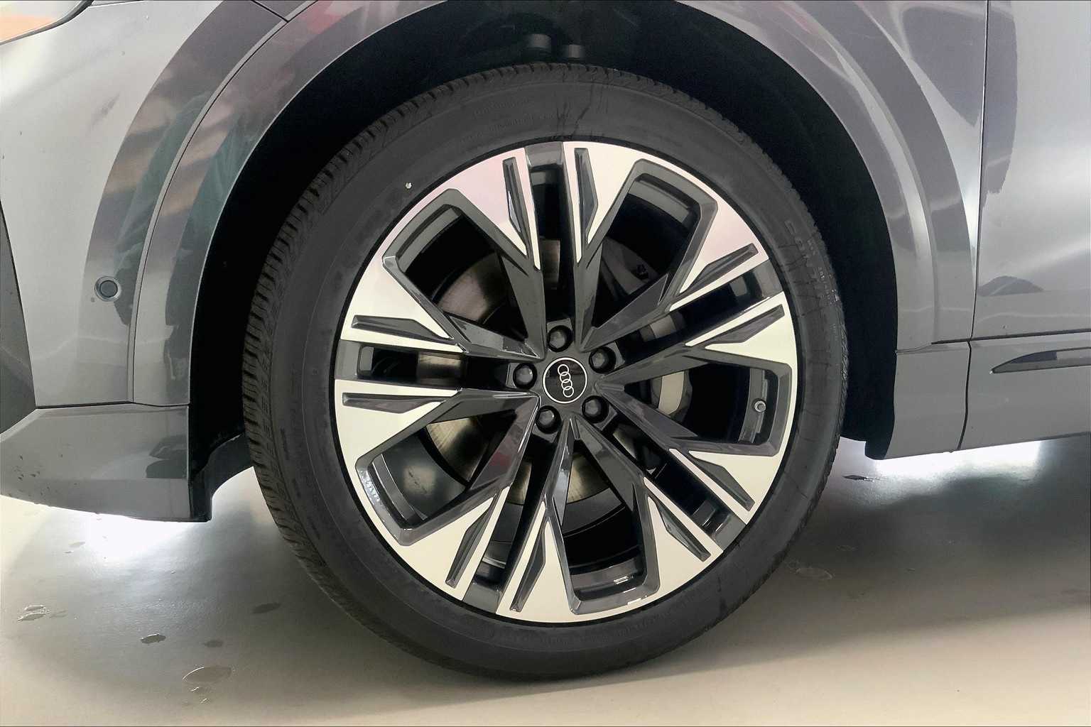 Thumbnail: 2026 Audi Q8 - 8