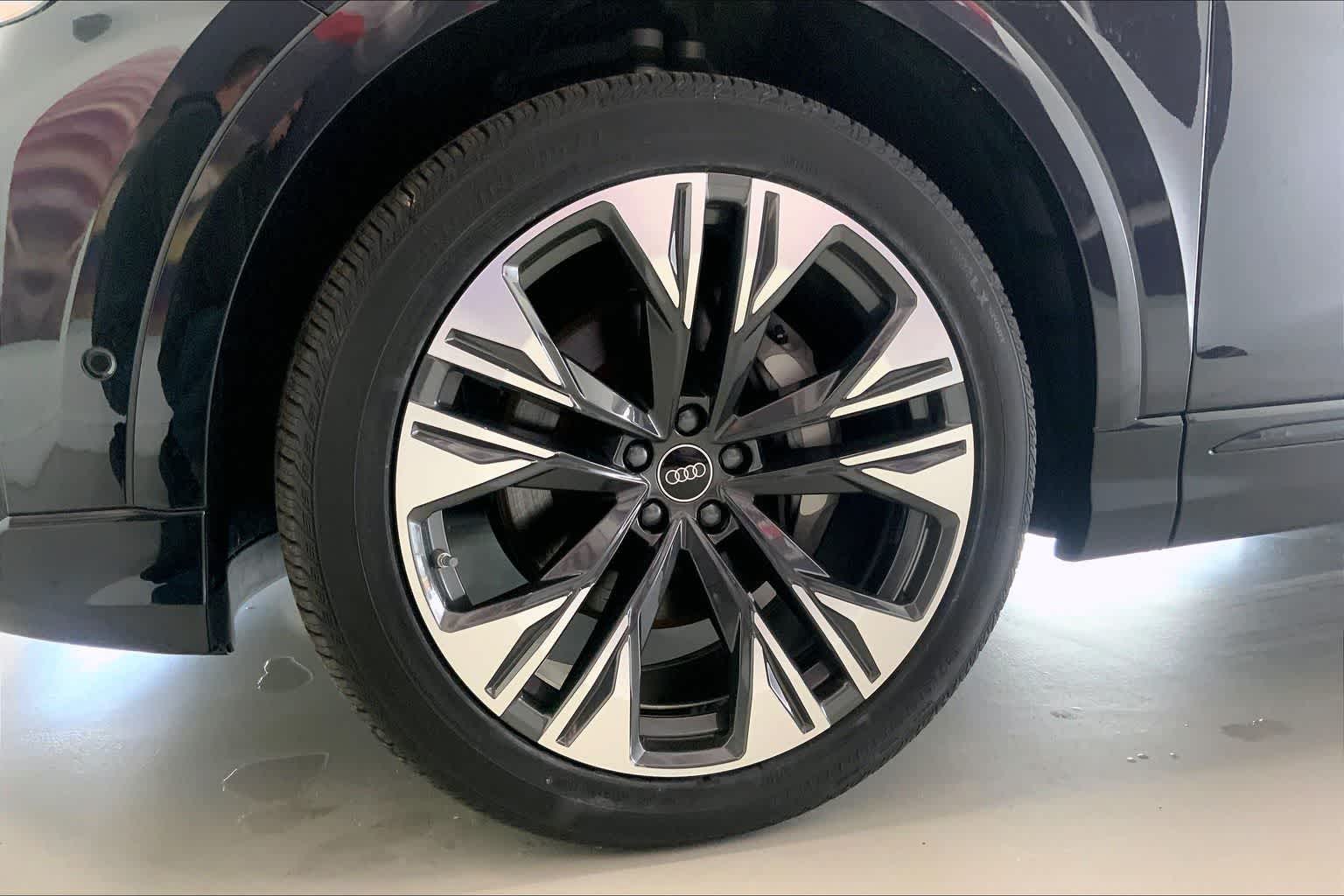 Thumbnail: 2026 Audi Q8 - 7