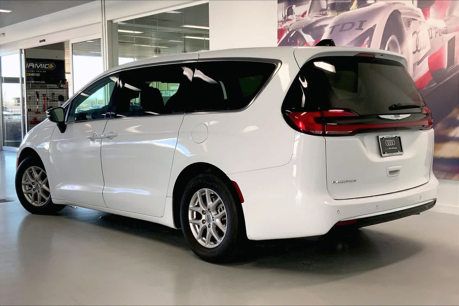 Thumbnail: 2024 Chrysler Pacifica - 4