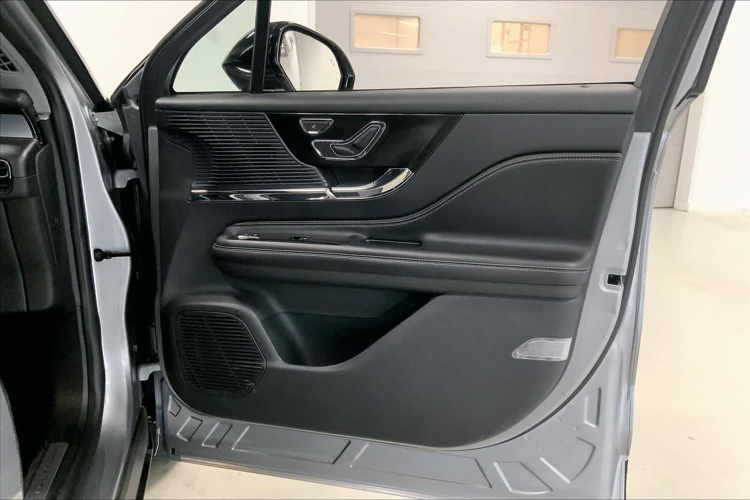 Thumbnail: 2021 Lincoln Corsair - 26