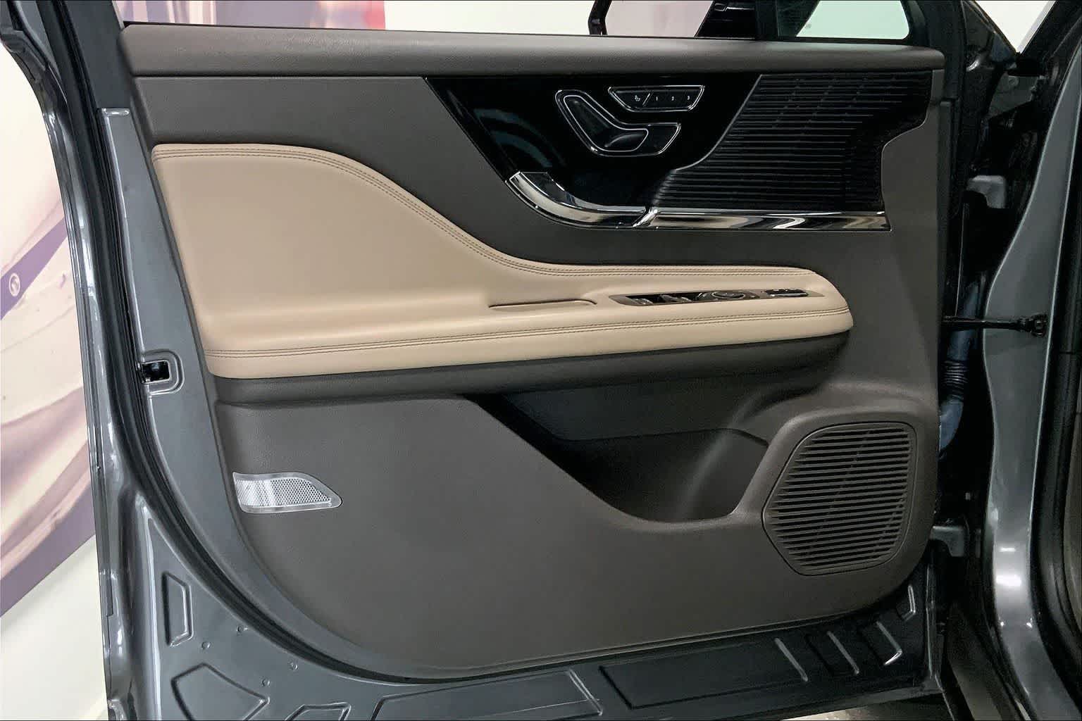 Thumbnail: 2022 Lincoln Corsair - 24