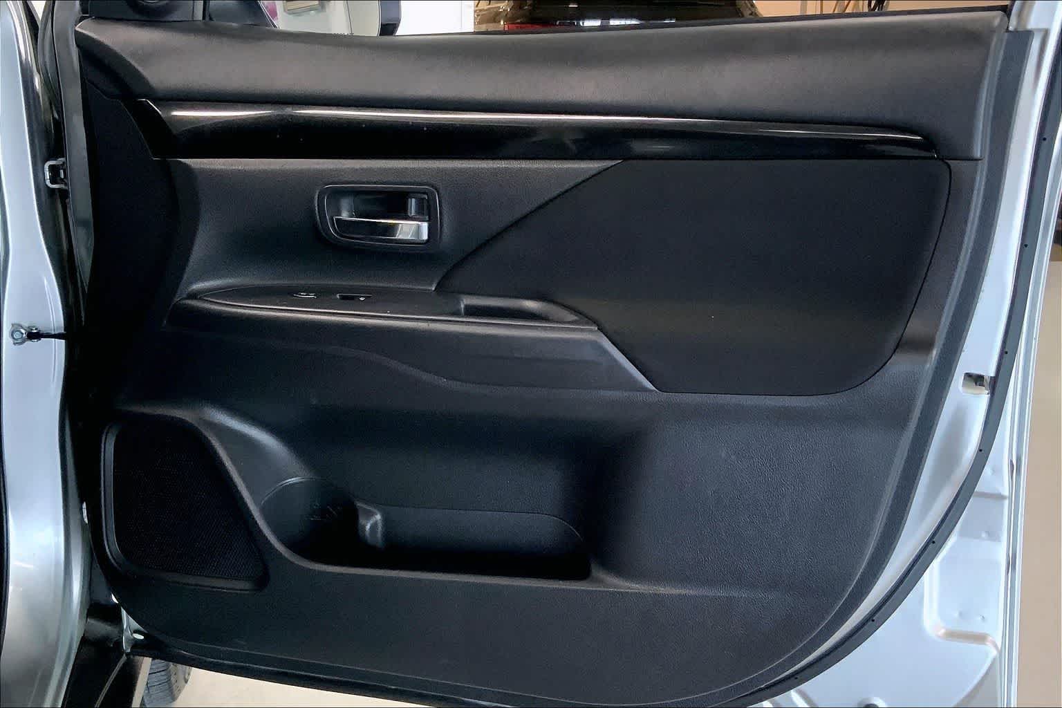 Thumbnail: 2020 Mitsubishi Outlander - 25