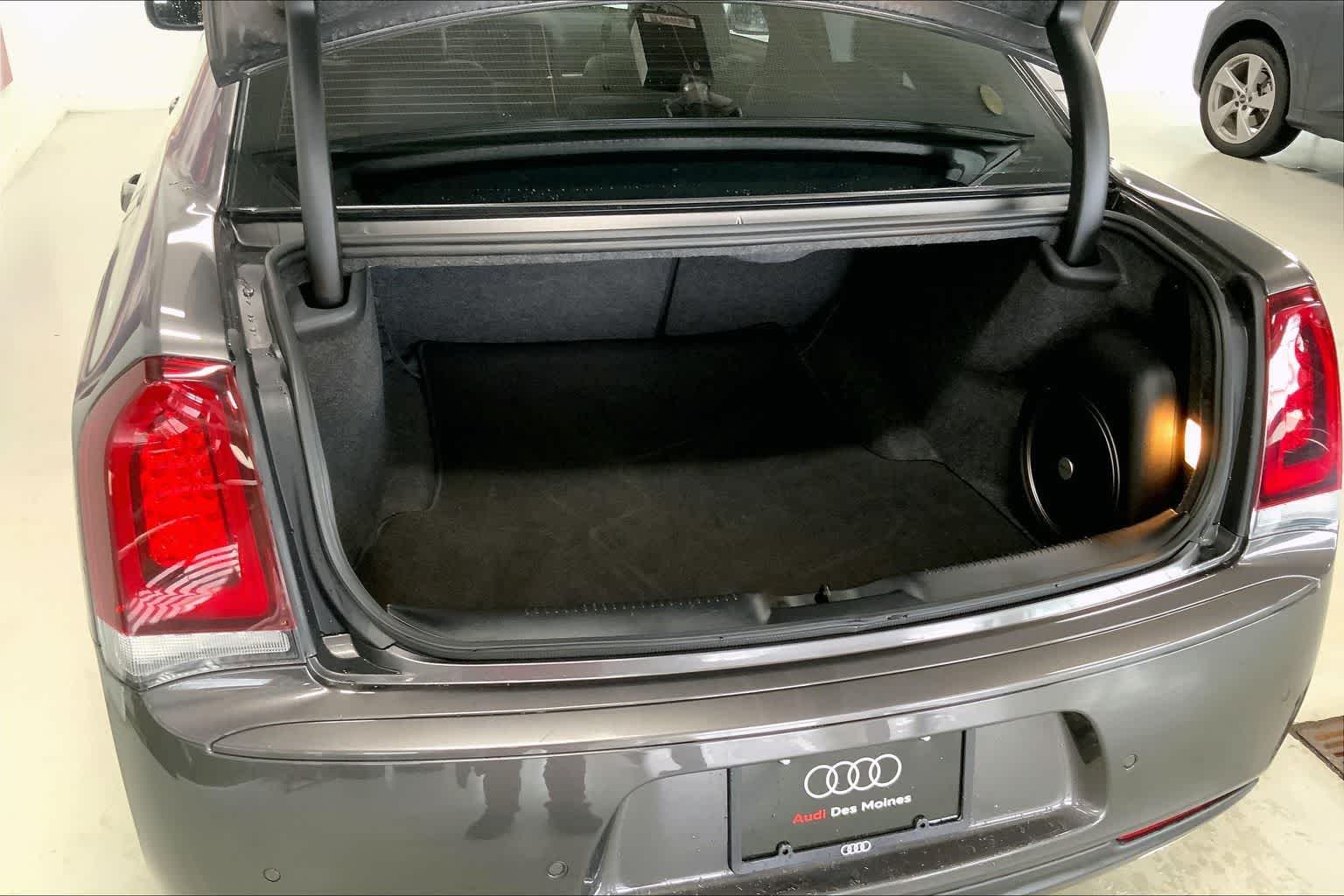 Thumbnail: 2022 Chrysler 300 - 16