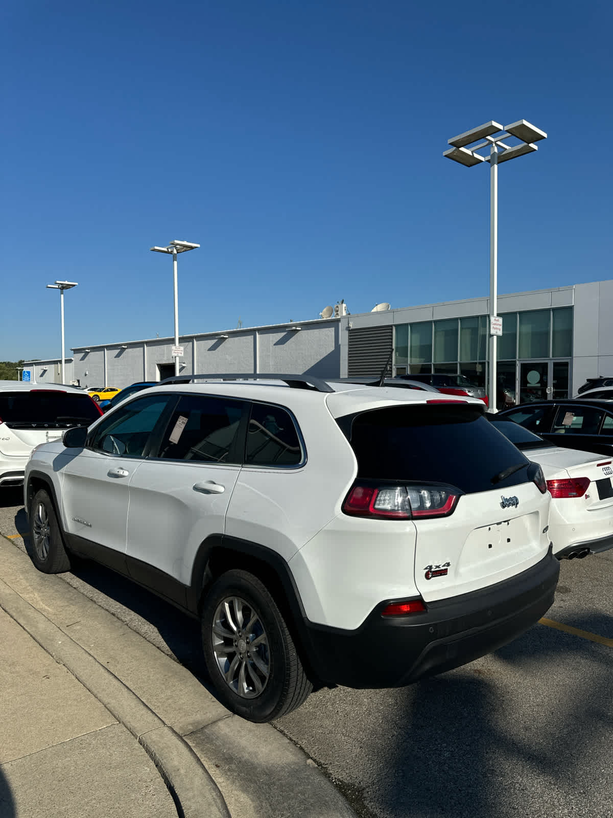 Thumbnail: 2019 Jeep Cherokee - 3