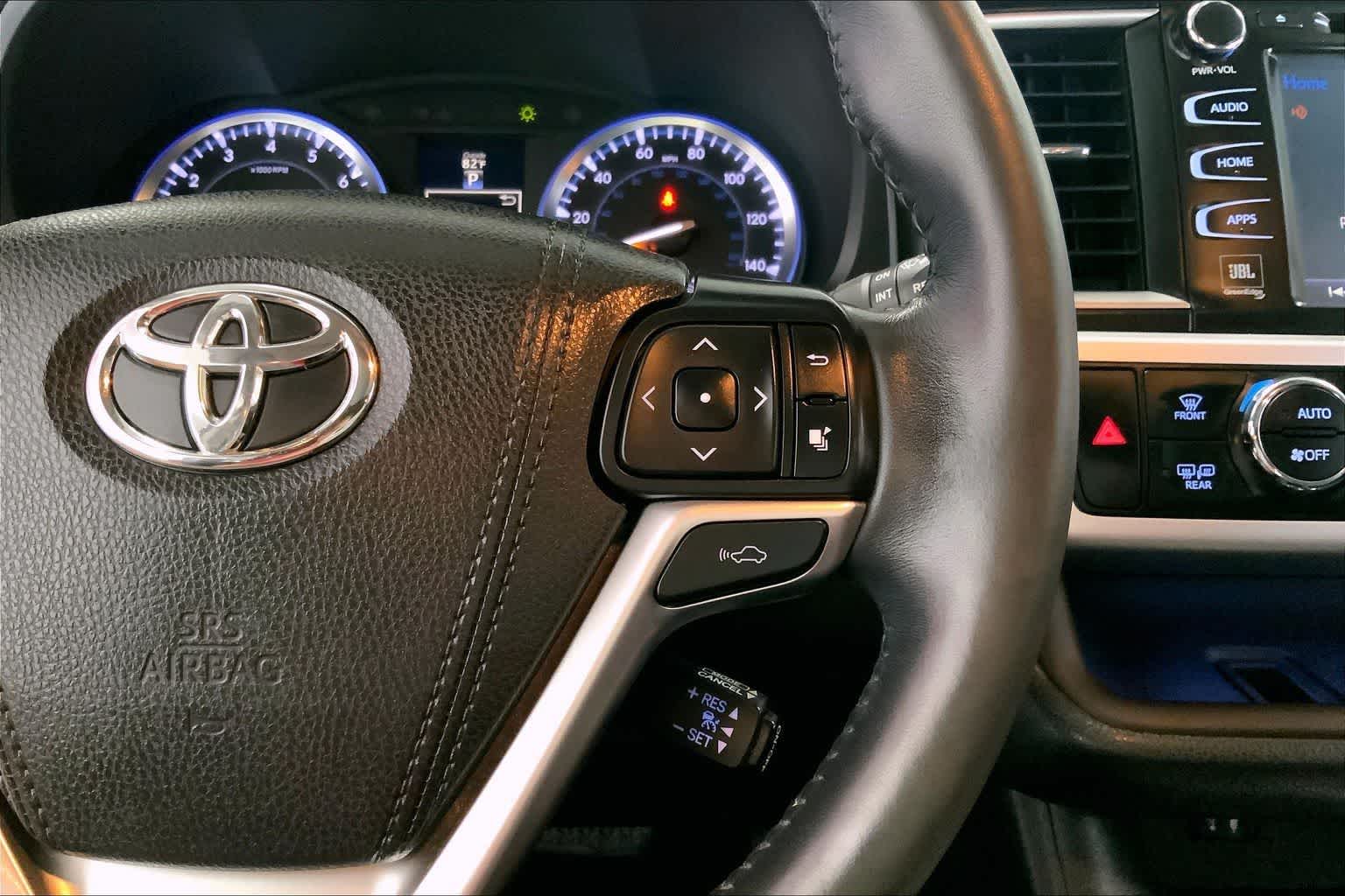 Thumbnail: 2015 Toyota Highlander - 23