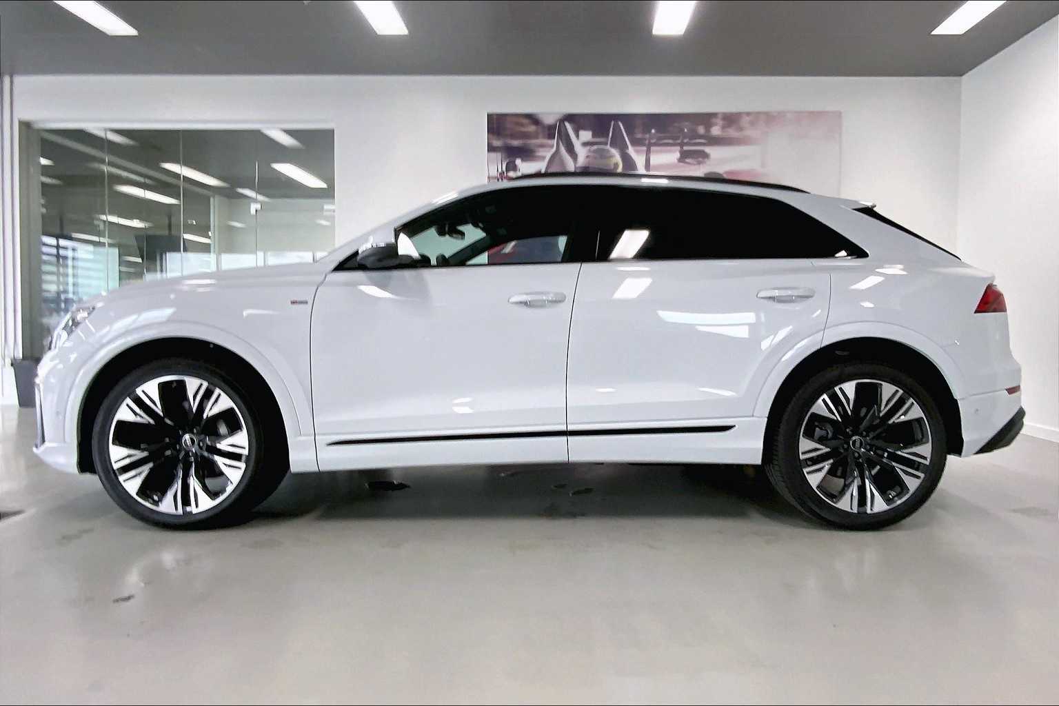 Thumbnail: 2025 Audi Q8 - 3