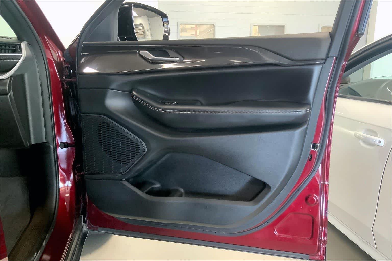 Thumbnail: 2023 Jeep Grand Cherokee - 25