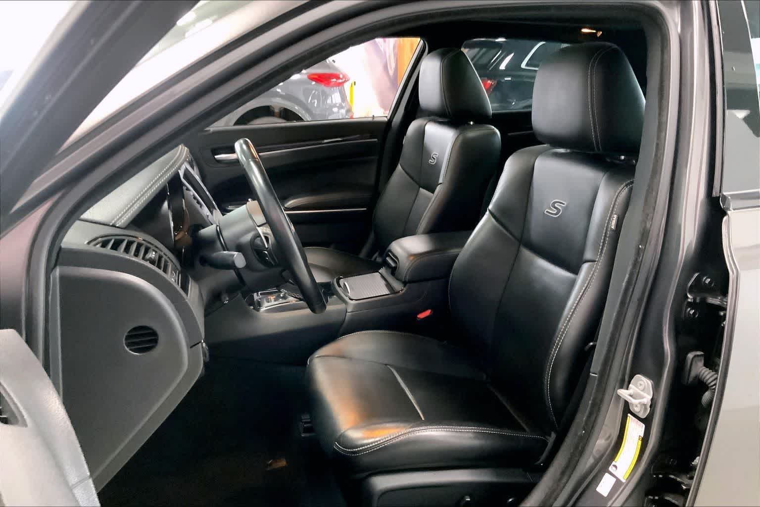 Thumbnail: 2022 Chrysler 300 - 9