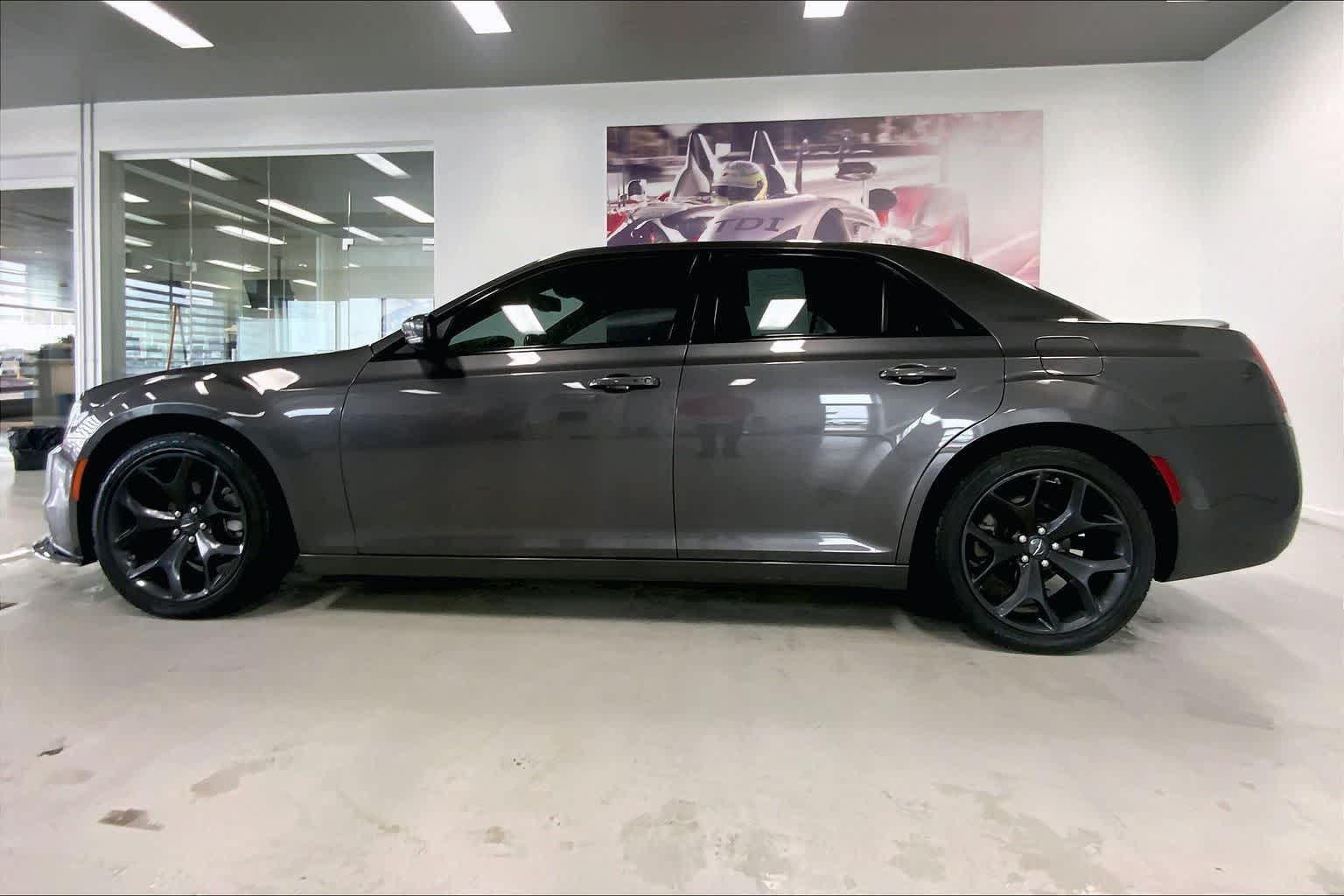 Thumbnail: 2022 Chrysler 300 - 3