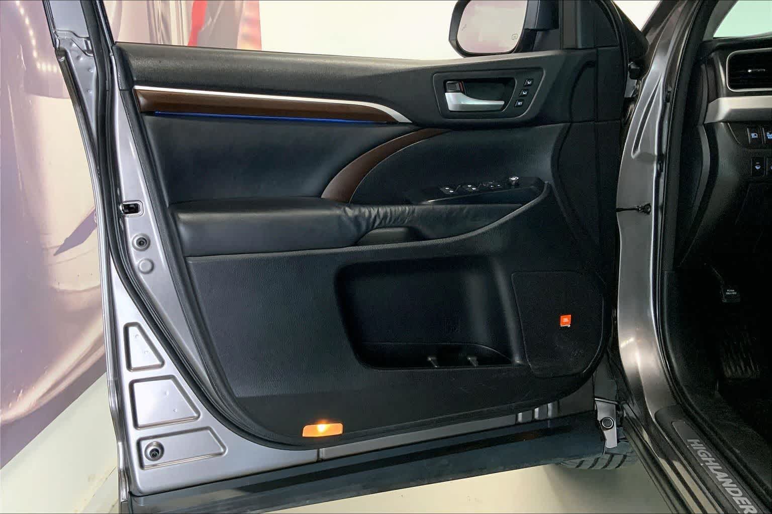 Thumbnail: 2015 Toyota Highlander - 25