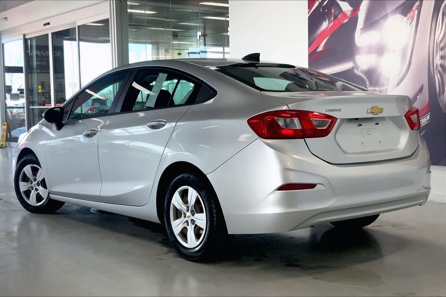 Thumbnail: 2017 Chevrolet Cruze - 4