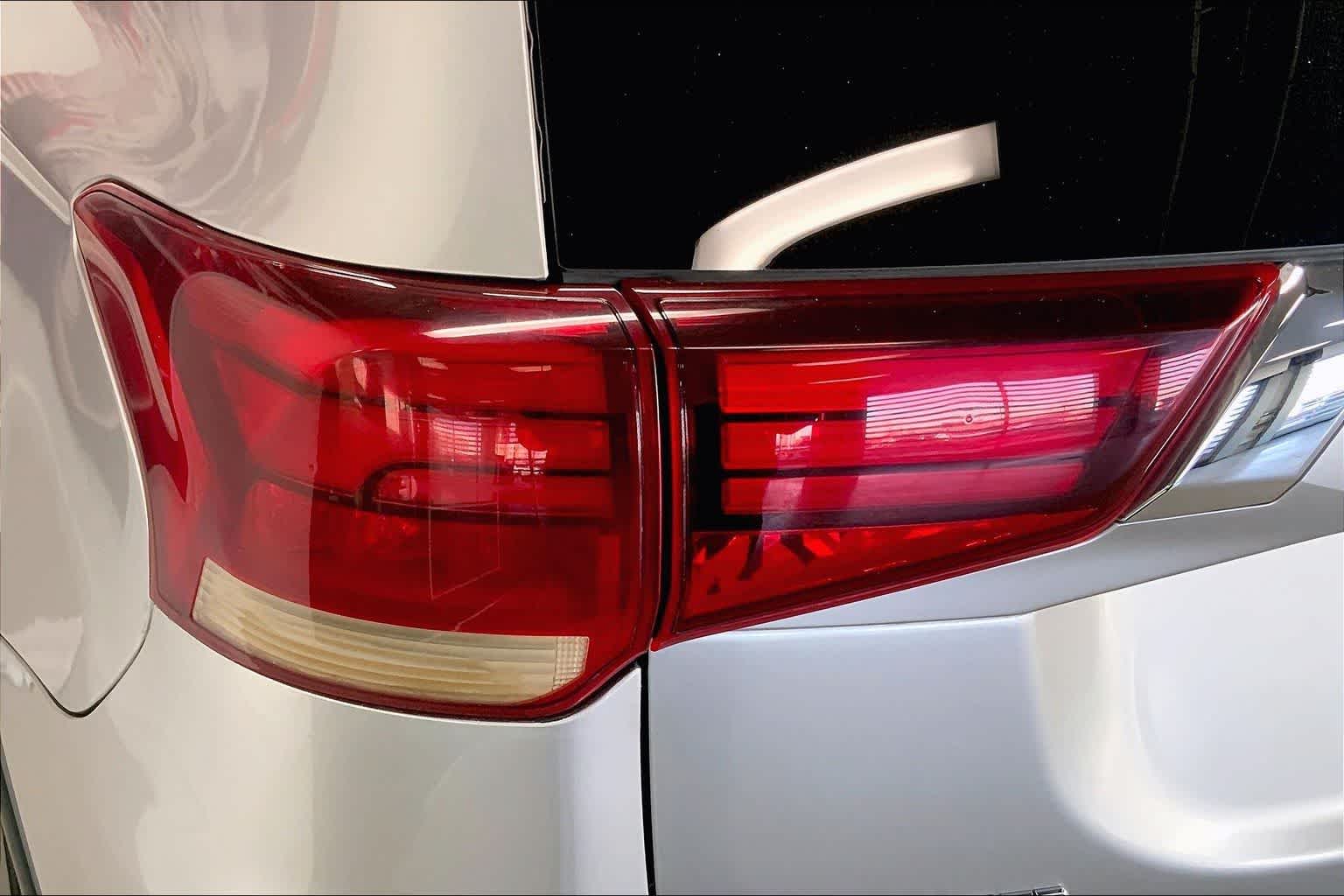 Thumbnail: 2020 Mitsubishi Outlander - 29