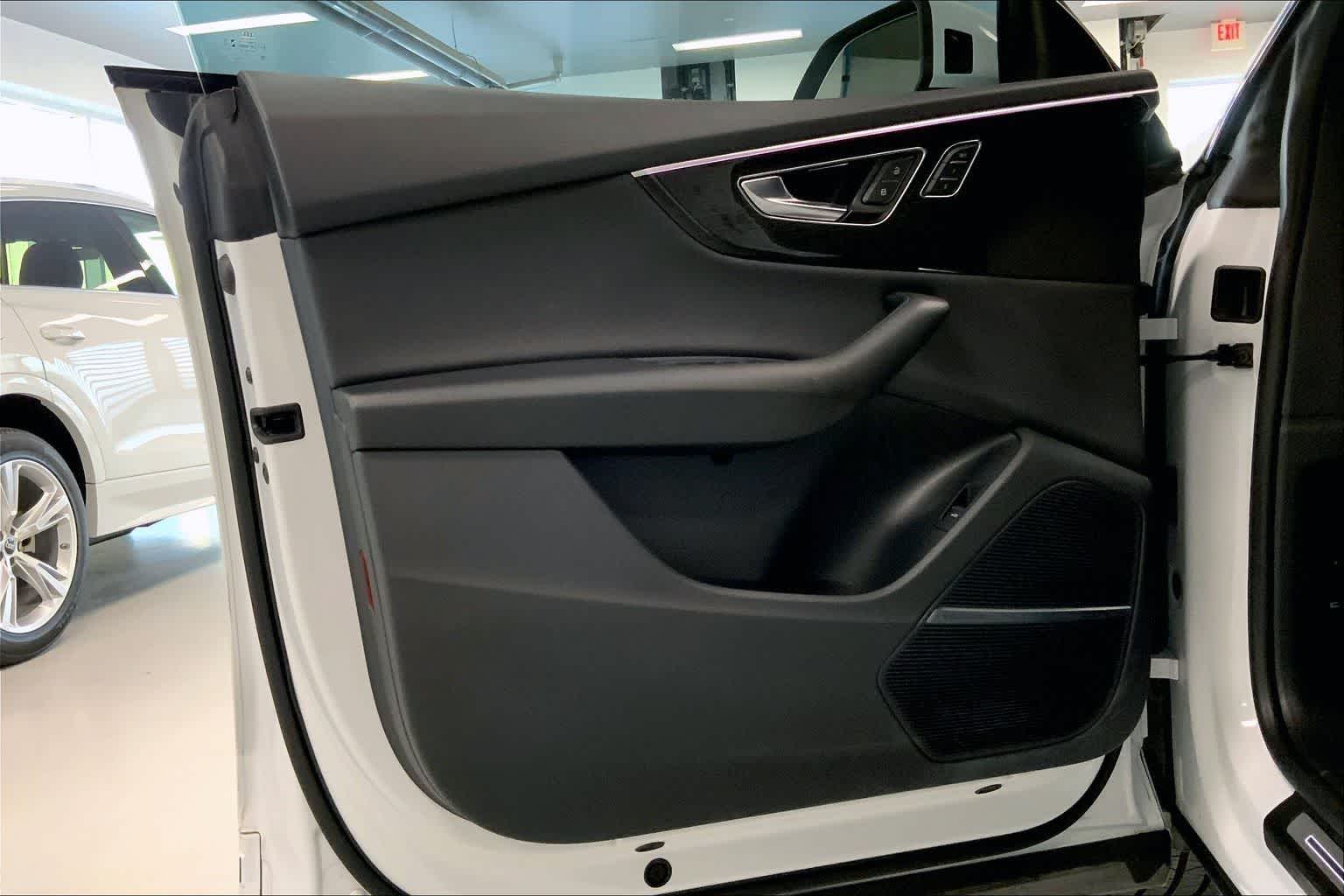 Thumbnail: 2021 Audi Q8 - 27