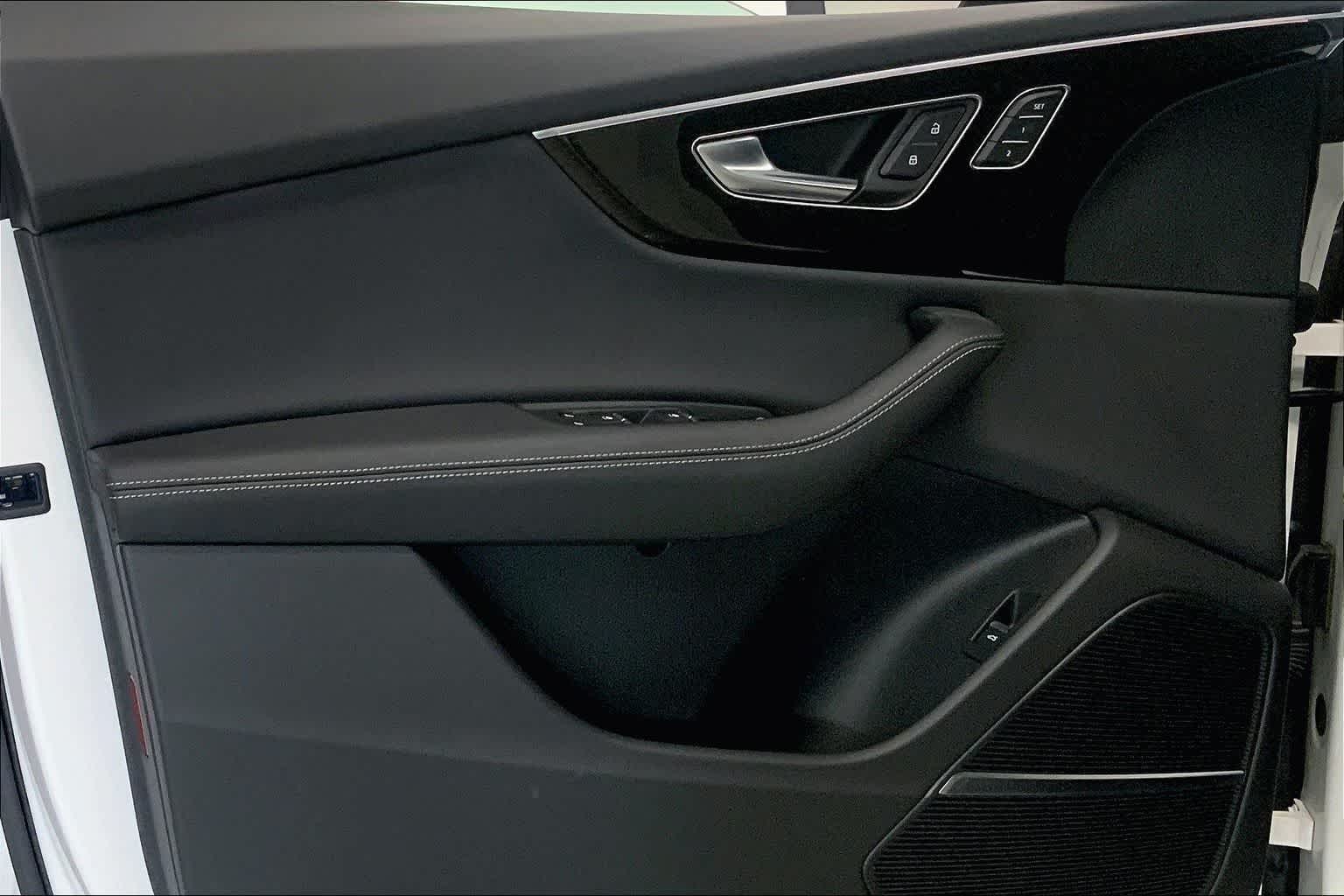 Thumbnail: 2025 Audi Q8 - 25