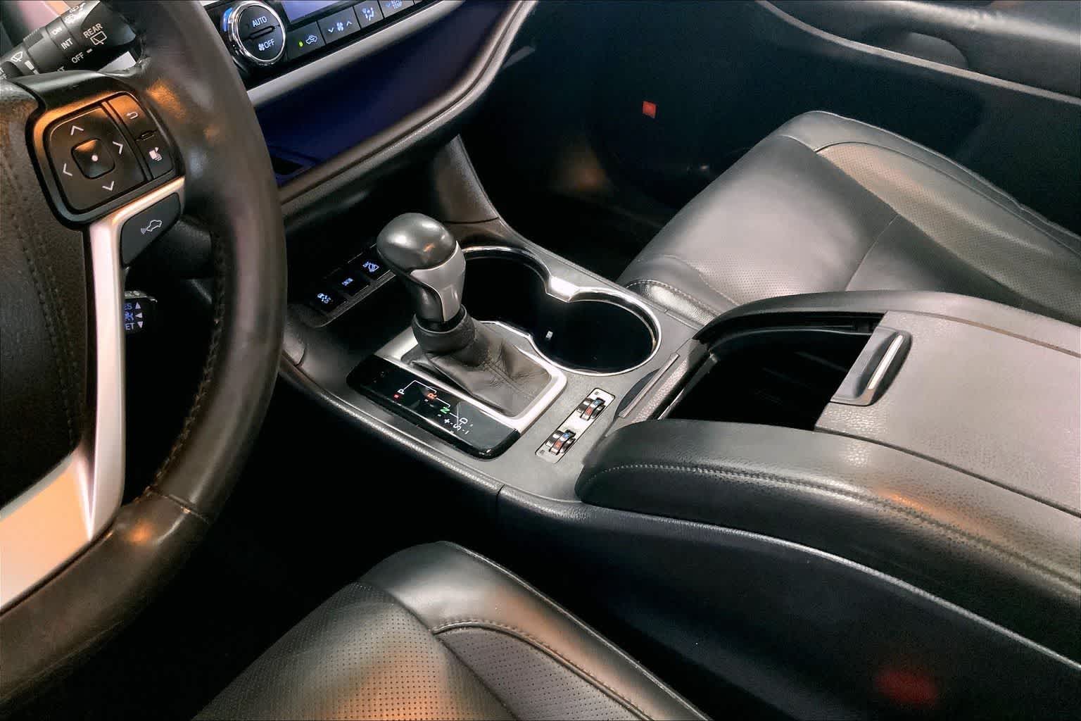 Thumbnail: 2015 Toyota Highlander - 15