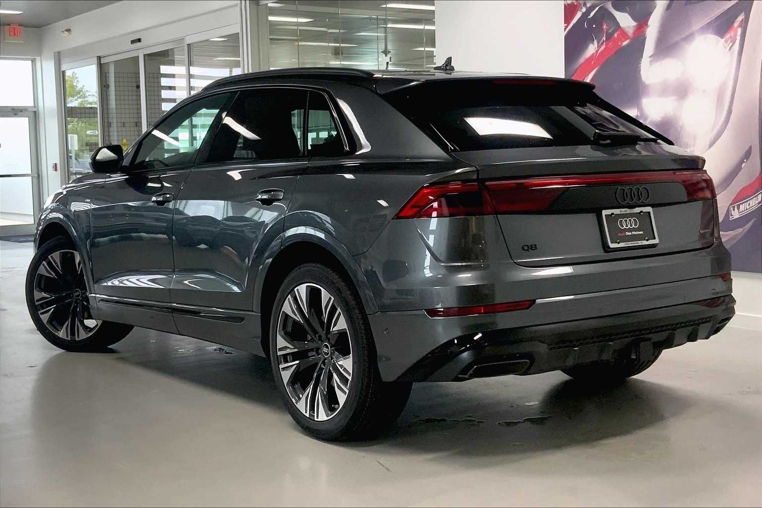 Thumbnail: 2026 Audi Q8 - 4