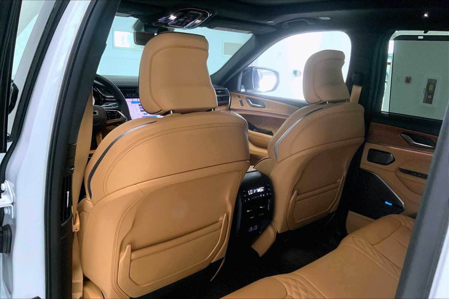 Thumbnail: 2022 Jeep Grand Cherokee - 10