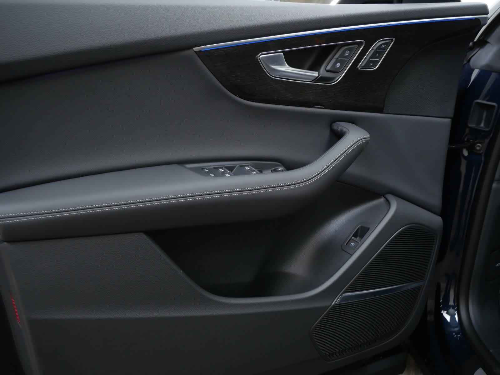 Thumbnail: 2026 Audi Q8 - 10